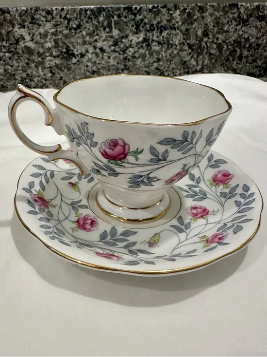 Vintage Royal Albert "Conway" Teacup and Saucer Set – Pink Roses, 22K Gold Trim - Picture 6 of 11